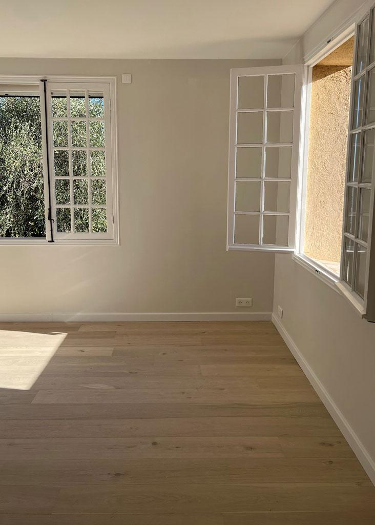 renovation d'une chambre, nouveau parquet, chassis et mur repeint