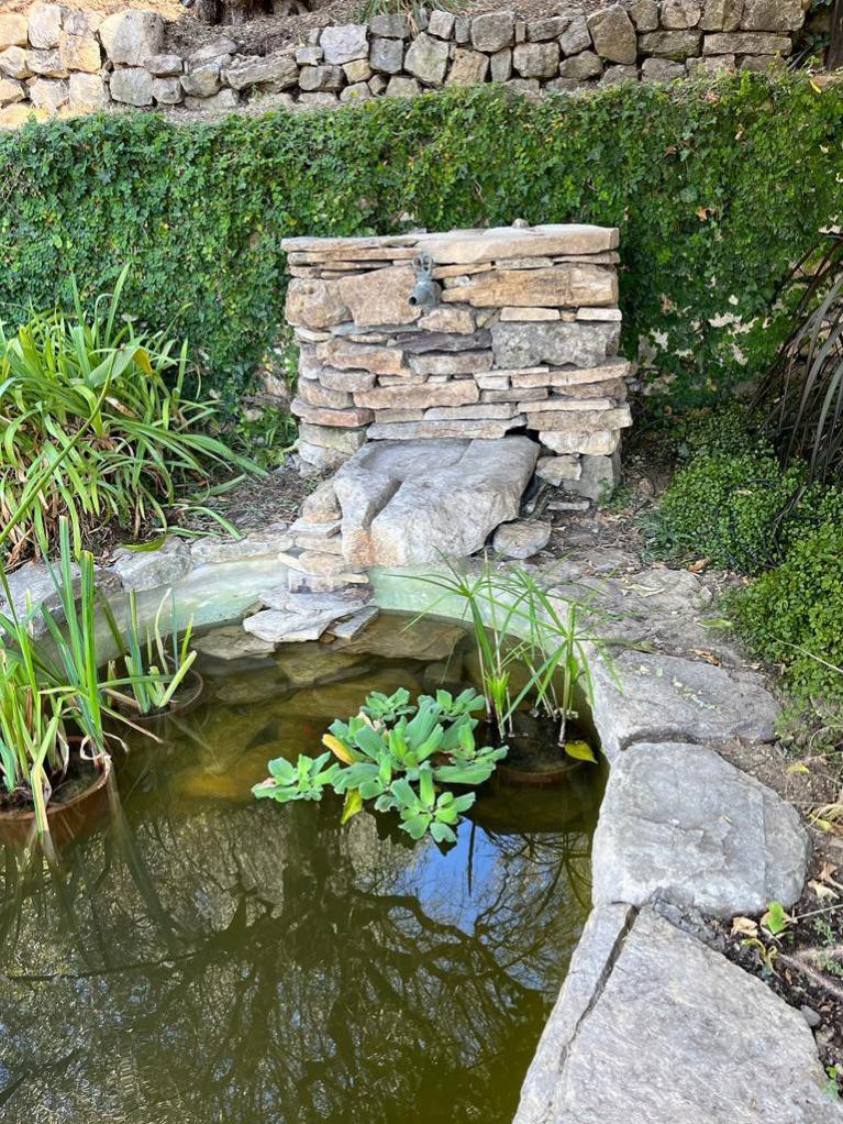 construction dun muret pour fontaine dans une bassin