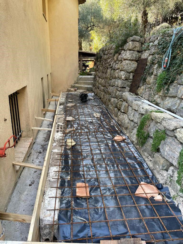 restauration d'un chemin en pierre, pose du ferraillage