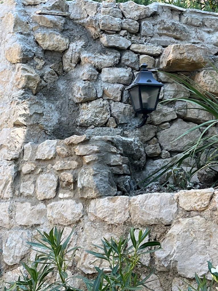 pose d'éclairage extérieur sur mur en pierre