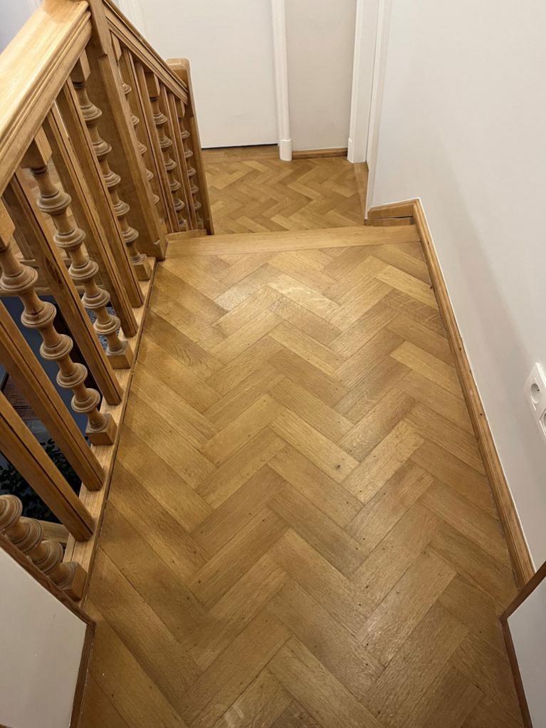 renovation d'une cage d'escalier et du sol: parquet, boiserie et garde corps décapé