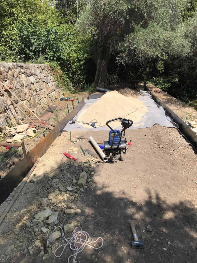 nivellement du terrain de pétanque avant pose du géotextile et du gravier