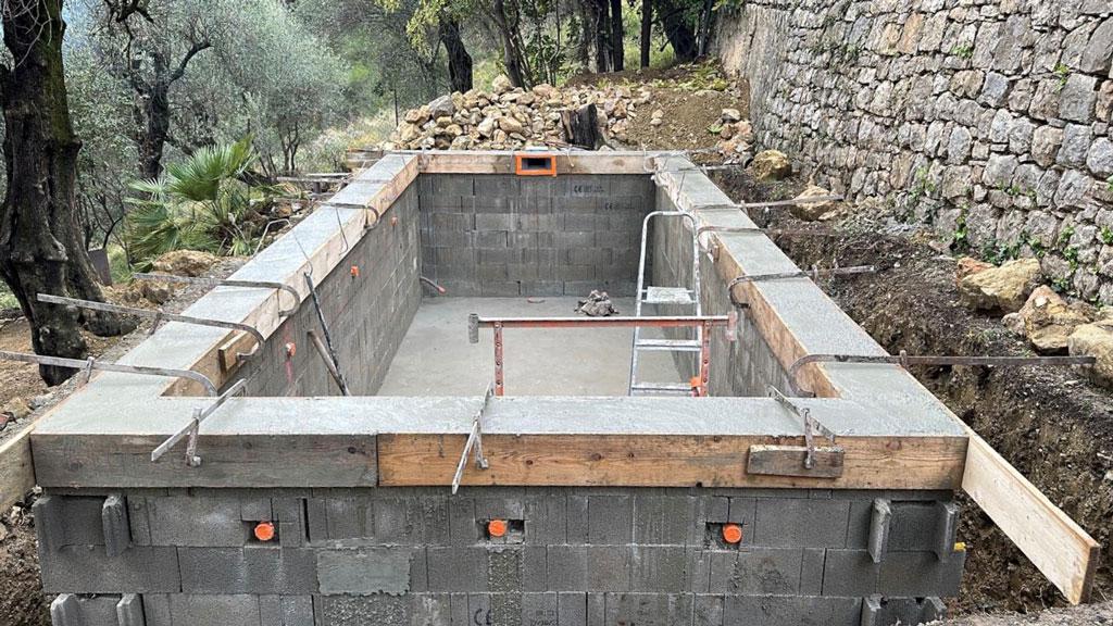 cuve en béton d'une piscine sur restanque