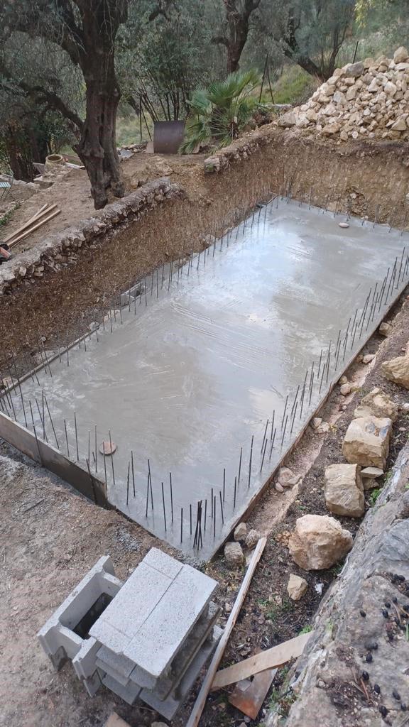 construction d'une piscine, dalle en béton coullé sur place