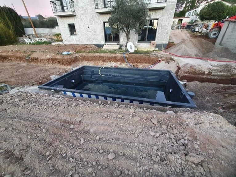 installation de la piscine préfabriqué après terrassement du terrain