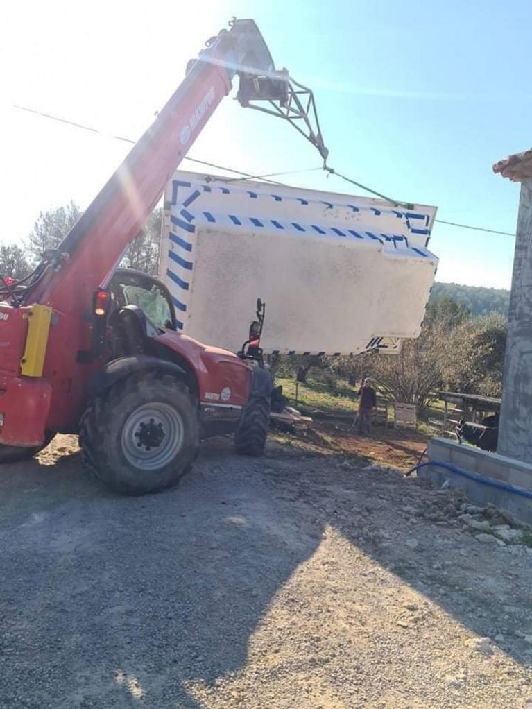 livraison par grue d'une piscine 