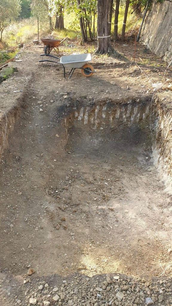 trou de fouille pour création d'une piscine fait a la main car terrain compliqué