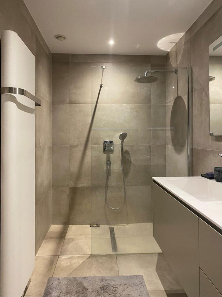 construction d'une salle de bain avec douche a l'italienne, carralge sol et mur beige