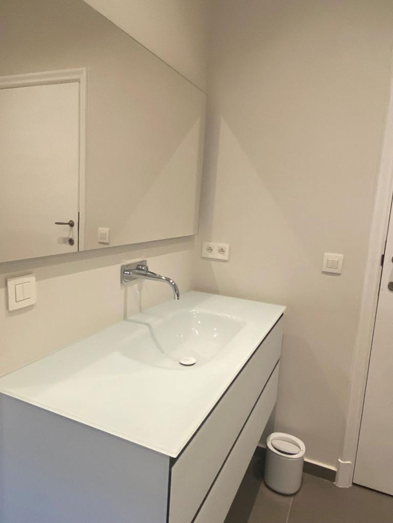 salle de douche, meuble lavabo a une vasque 