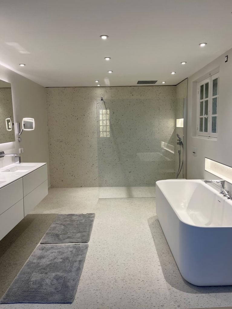 construction d'une grande salle de bain, douche et wc, faux plafond lumineux, niche avec éclairage led, carrelage sol et mur   