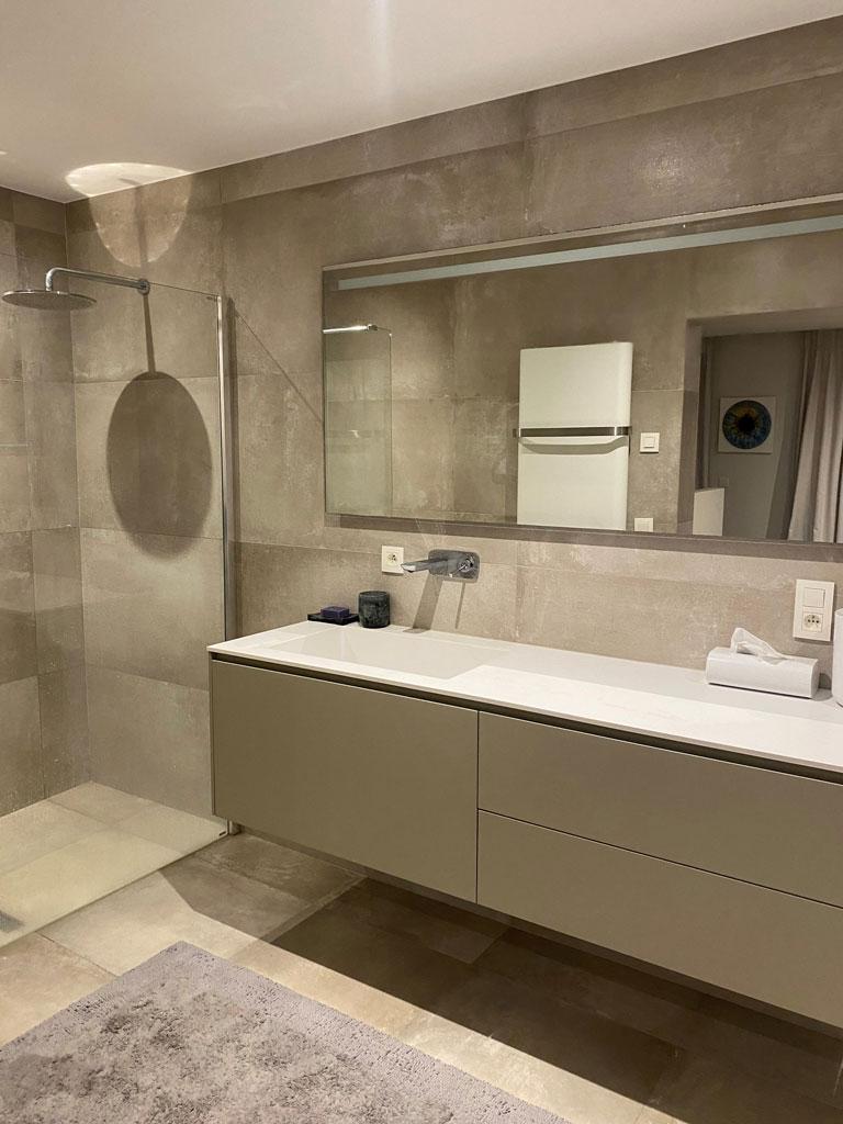 rénovation d'une salle de bain grand meuble avec vasque en corian et miroir lumineux