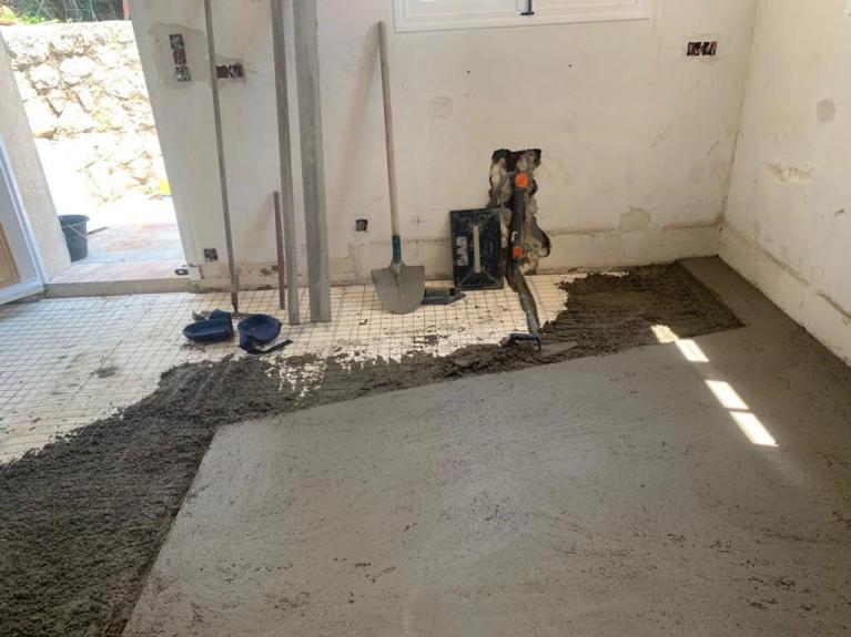 coulage d'une chape en béton pour pose carrelage