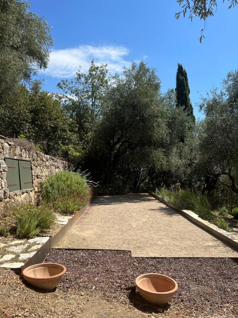 terrain de pétanque fleuri de sauge agapanthe et graminéee 