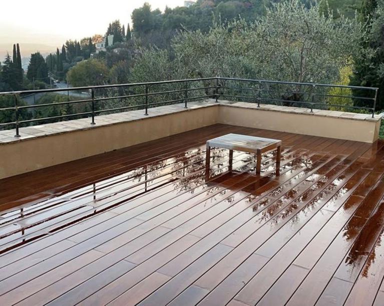 pose d'un terrasse en bois exotique sans vis sur plot 